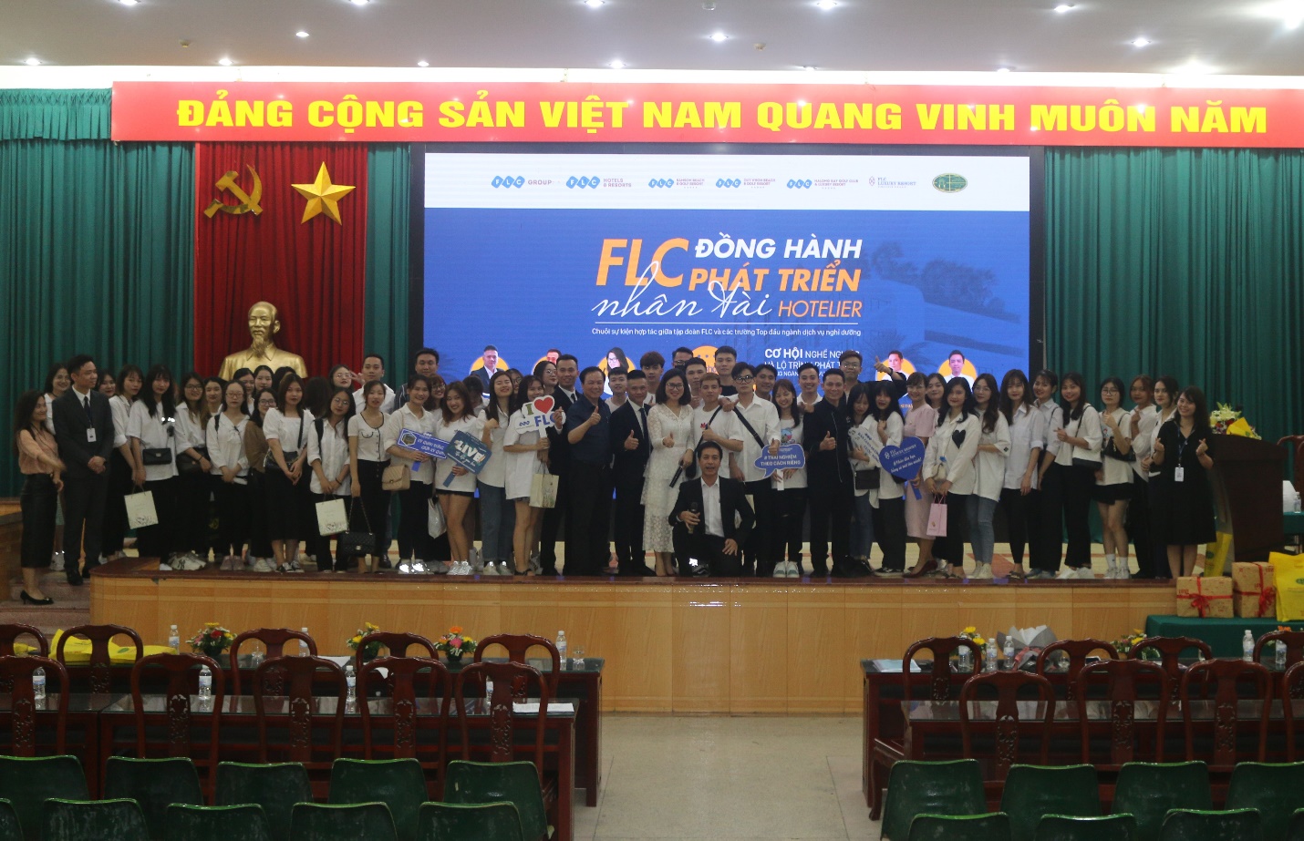 Sinh viên k23 ngành Du lịch chụp ảnh kỷ niệm cùng các thầy cô giảng viên của khoa và đại diện Tập đoàn FLC